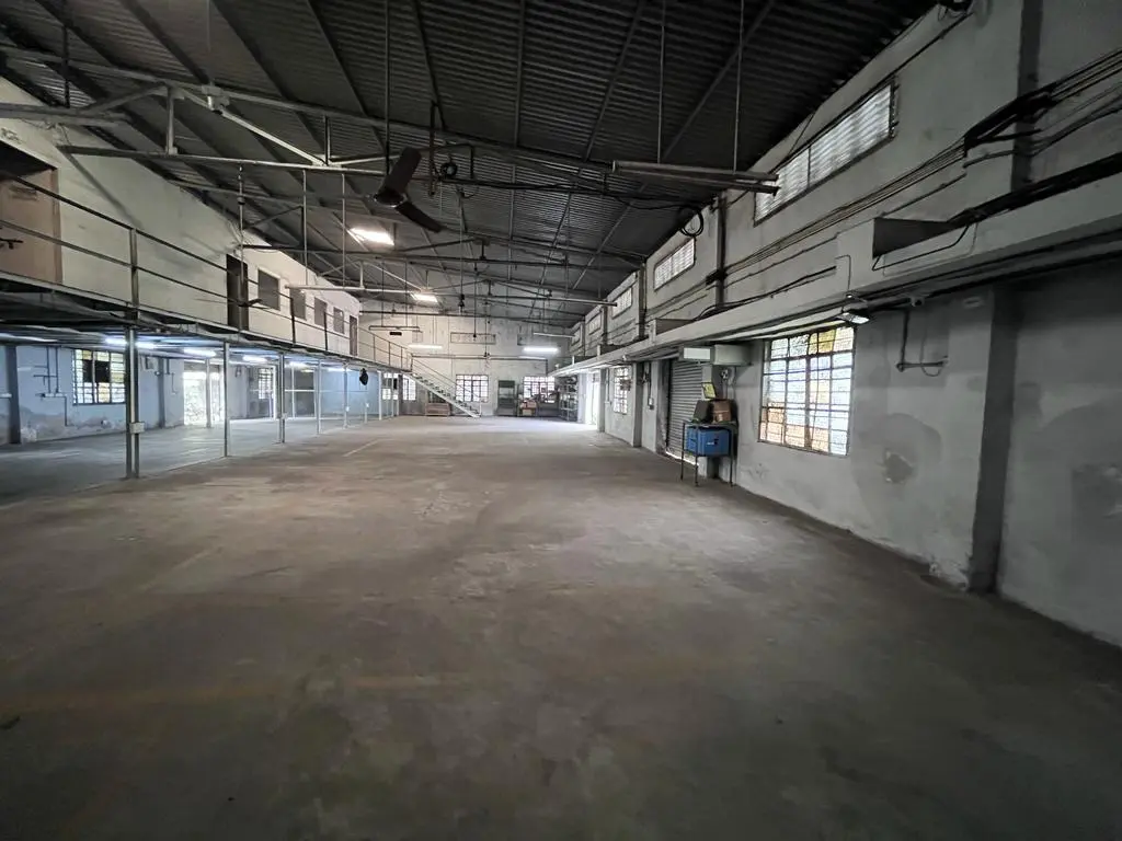 8,000 sqft warehouse in Surat, Gujarat, photo 1 of 7